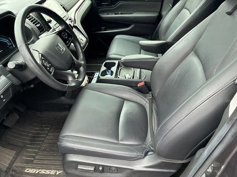 Used 2024 Honda Odyssey Touring image 3