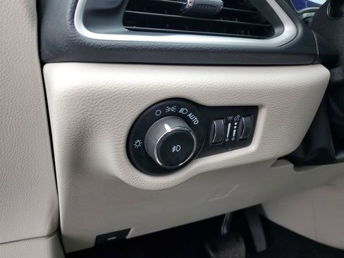 Used 2023 Chrysler Pacifica Touring-L FWD image 13