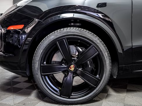 Certified 2023 Porsche Cayenne Turbo AWD/4WD image 14