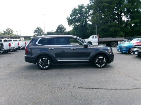 Used 2025 Kia Telluride S FWD image 5