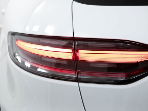 New 2026 Porsche Macan AWD/4WD image 18