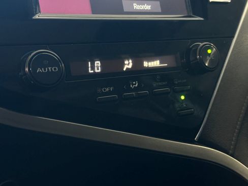 Used 2018 Toyota Camry SE w/ Moonroof Package FWD image 20