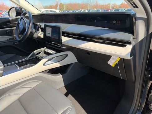 Used 2025 Lincoln Nautilus Premier w/ Equipment Group 102A image 12