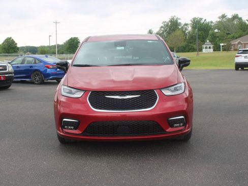 Used 2025 Chrysler Pacifica Select FWD image 3