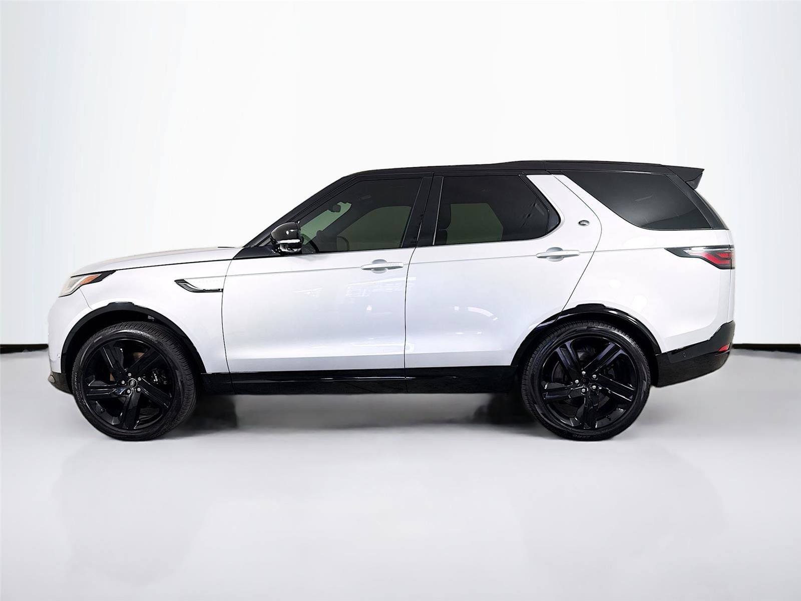 Used 2023 Land Rover Discovery Metropolitan Edition AWD/4WD image 33