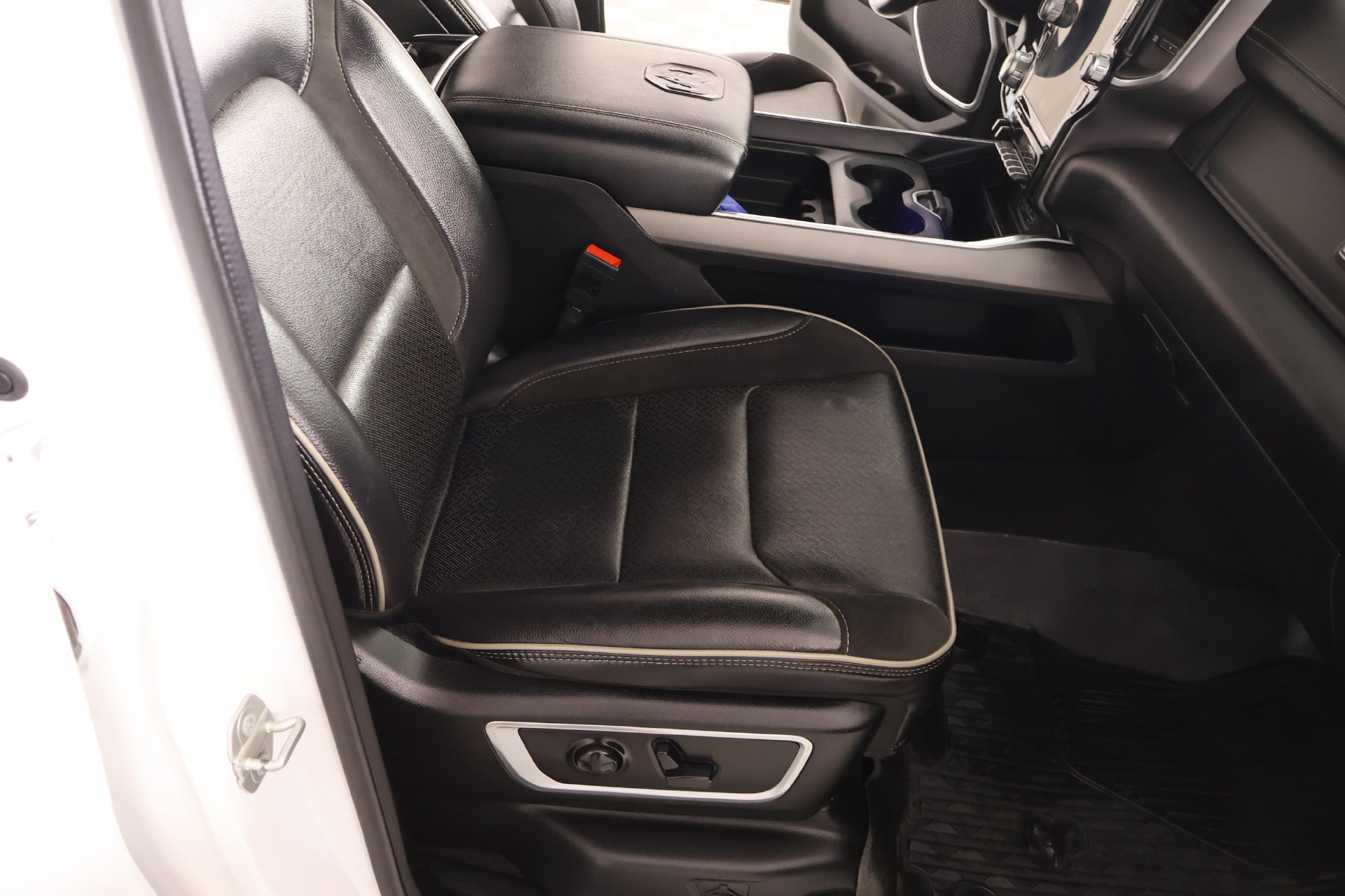 Used 2023 RAM 1500 Laramie AWD/4WD image 14