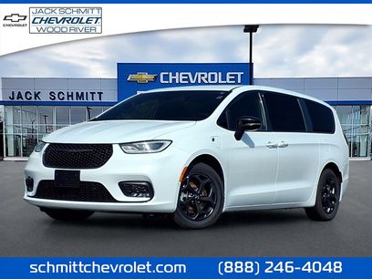 Used 2024 Chrysler Pacifica Select