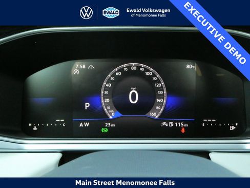 Certified 2025 Volkswagen Taos SE image 5