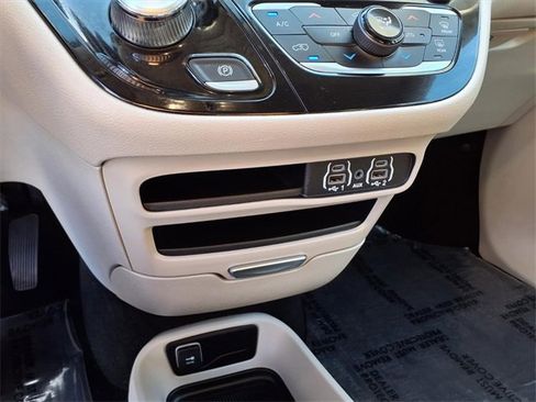 Used 2023 Chrysler Pacifica Touring-L image 19