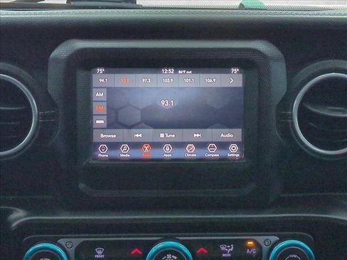Used 2018 Jeep Wrangler Unlimited Sahara AWD/4WD image 16