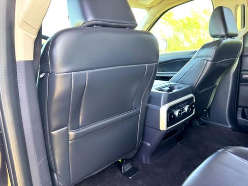 Used 2022 Ford Expedition XLT image 18