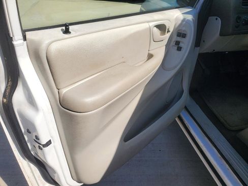 Used 2006 Chrysler Town & Country Limited w/ Popular Equipment Group I FWD image 17