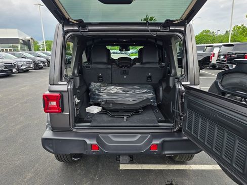 Used 2026 Jeep Wrangler Unlimited Sahara AWD/4WD image 25