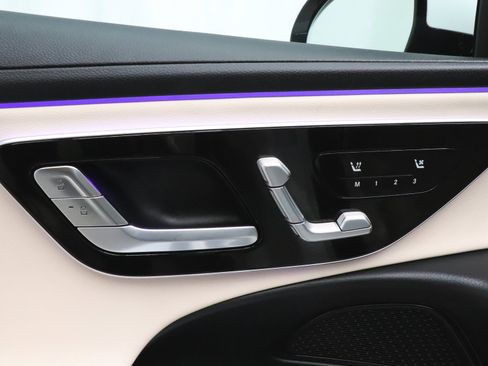 Used 2025 Mercedes-Benz E 350 4MATIC Sedan image 9