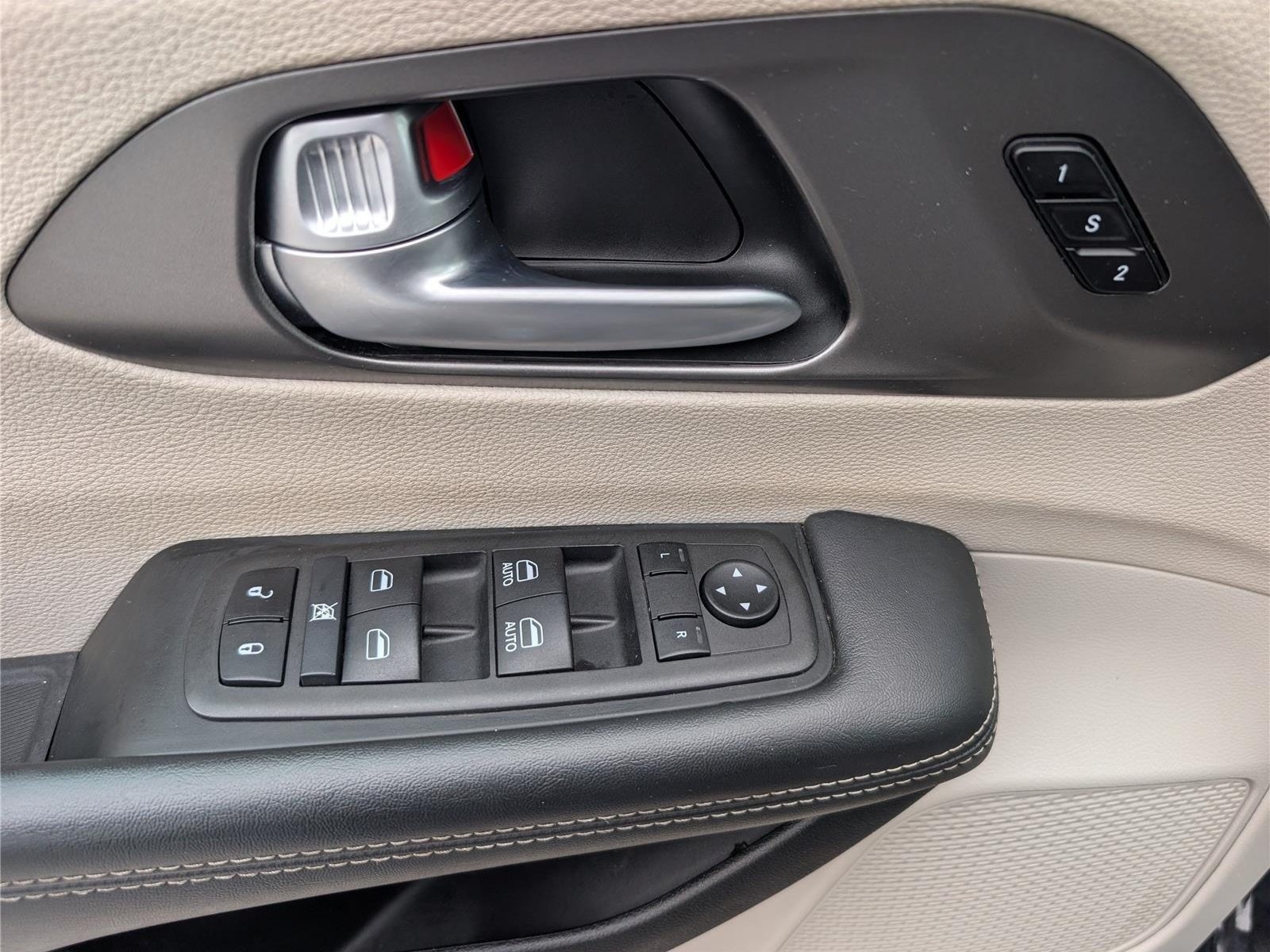 Used 2024 Chrysler Pacifica Touring-L FWD image 19