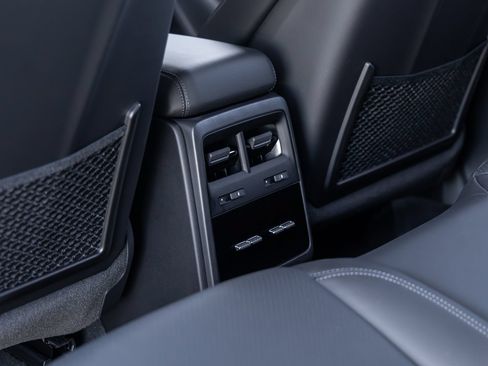 Certified 2025 Porsche Macan Electric RWD image 37
