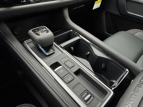 Used 2025 Nissan Pathfinder SL image 16