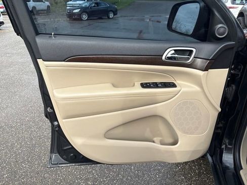 Used 2018 Jeep Grand Cherokee Laredo image 10