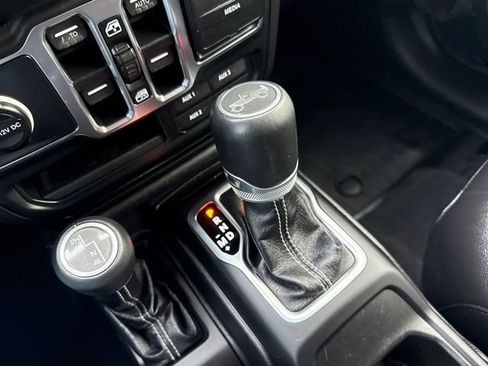 Used 2019 Jeep Wrangler Unlimited Sahara image 29