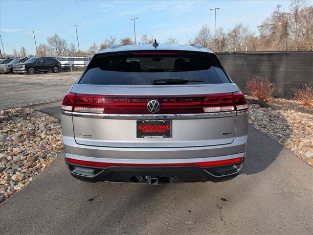 Certified 2024 Volkswagen Atlas Cross Sport SE AWD/4WD image 4