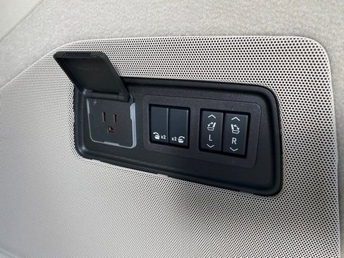 New 2025 Cadillac Escalade Sport Platinum w/ LPO, ONYX Package image 24