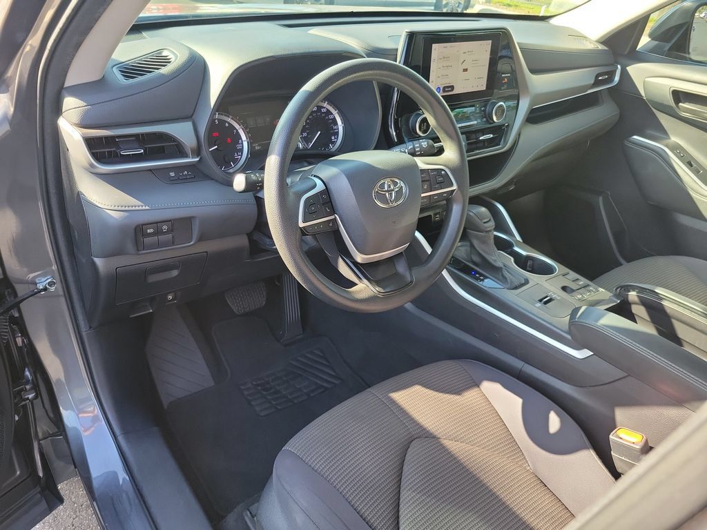 Used 2023 Toyota Highlander L FWD image 22