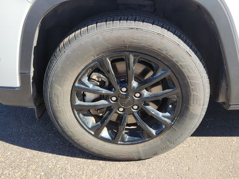 Used 2023 Jeep Cherokee Altitude Lux image 7