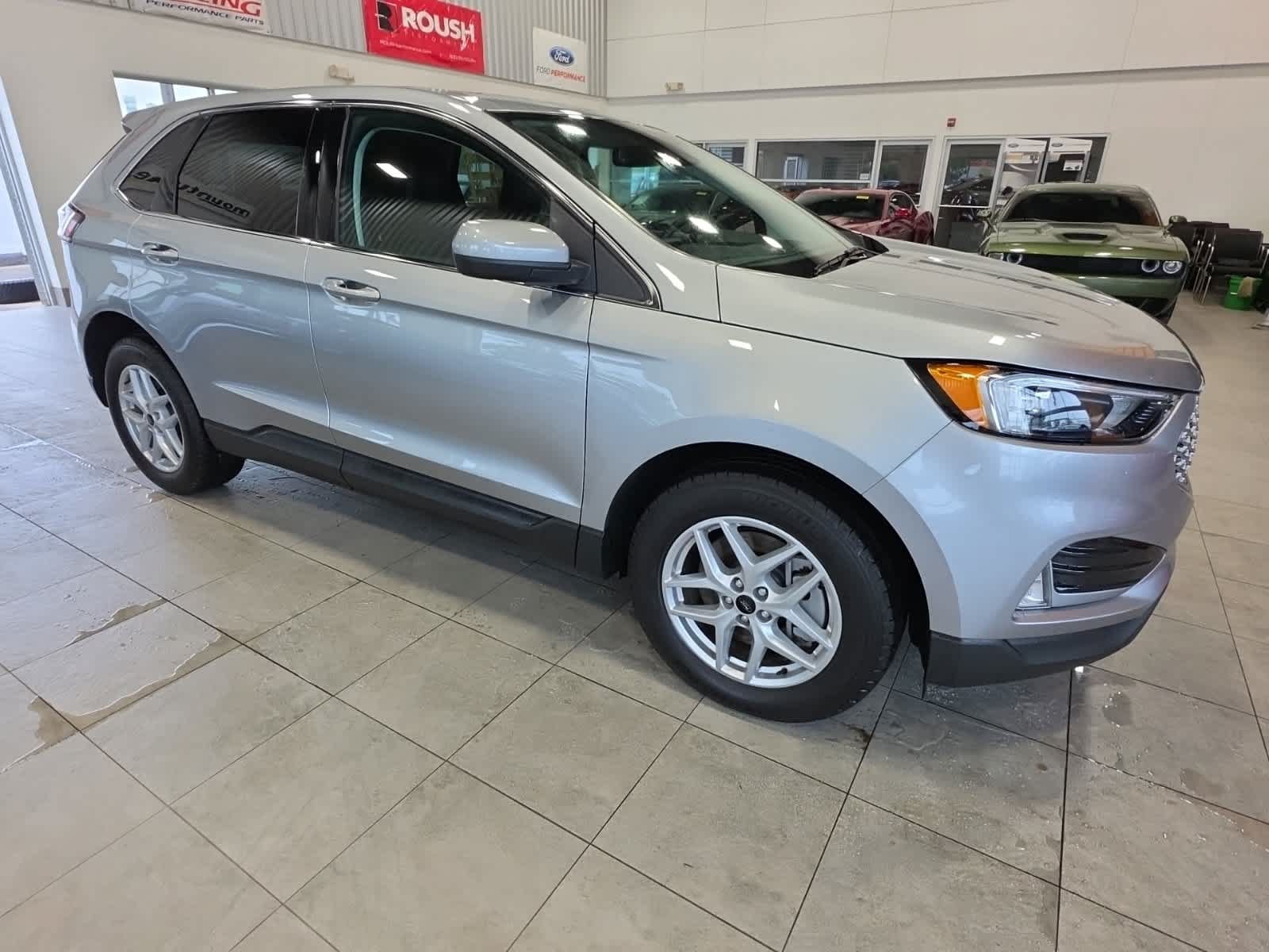 Used 2024 Ford Edge SEL w/ Convenience Package AWD/4WD image 4