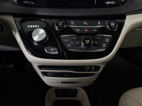 Used 2017 Chrysler Pacifica Touring-L Plus FWD image 24