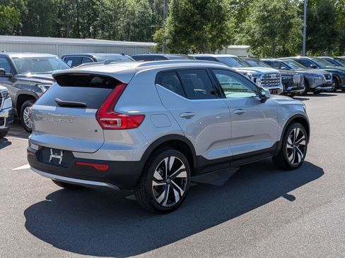 Used 2025 Volvo XC40 B5 Plus AWD/4WD image 3