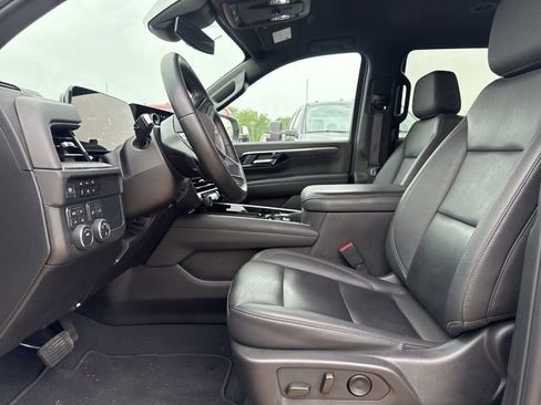 Used 2025 Chevrolet Tahoe LT AWD/4WD image 2