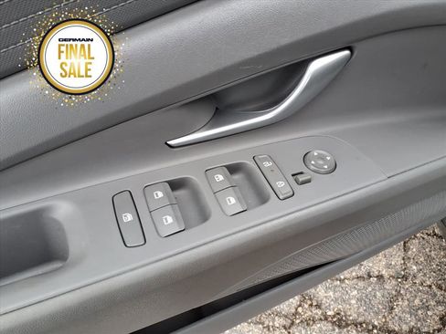 Used 2024 Hyundai Elantra SEL image 12