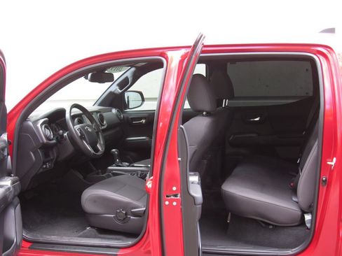 Certified 2019 Toyota Tacoma TRD Sport w/ Technology Package AWD/4WD image 16
