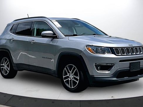 Used 2019 Jeep Compass Latitude FWD image 2