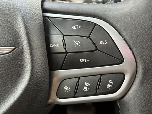 Used 2023 Chrysler Pacifica Touring-L FWD image 23