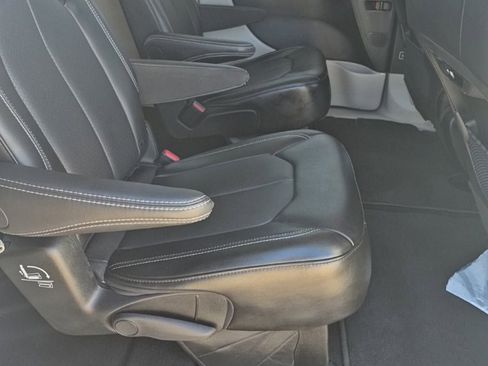Certified 2024 Chrysler Pacifica Touring-L image 34