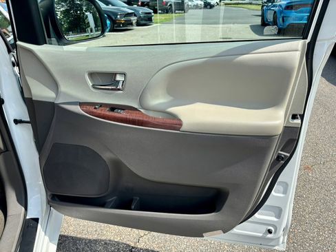 Used 2014 Toyota Sienna XLE FWD image 10