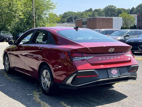 Used 2024 Hyundai Elantra SE FWD image 4