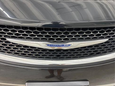 Used 2017 Chrysler Pacifica Limited FWD image 34