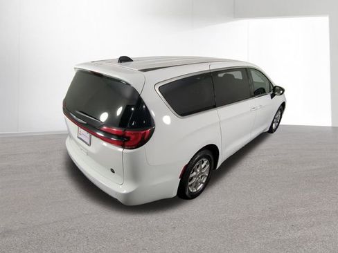Used 2024 Chrysler Pacifica Touring-L FWD image 38