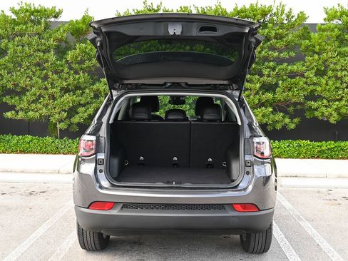 Used 2022 Jeep Compass Latitude image 9