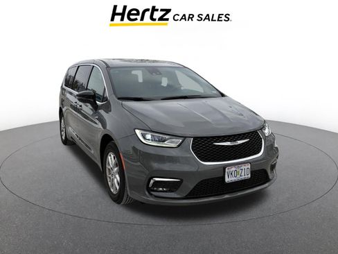 Used 2025 Chrysler Pacifica Select image 1