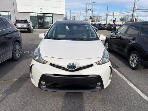 Used 2016 Toyota Prius V image 3