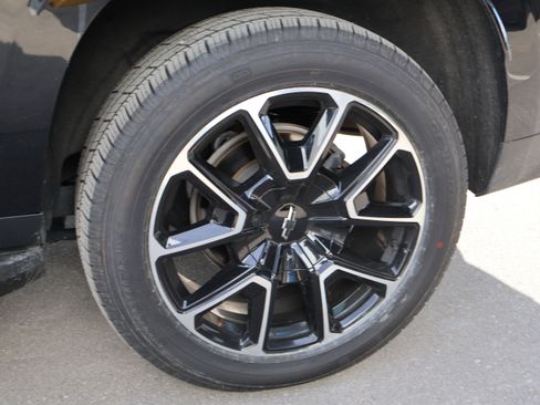 Used 2022 Chevrolet Suburban RST w/ Sport Performance Package image 42