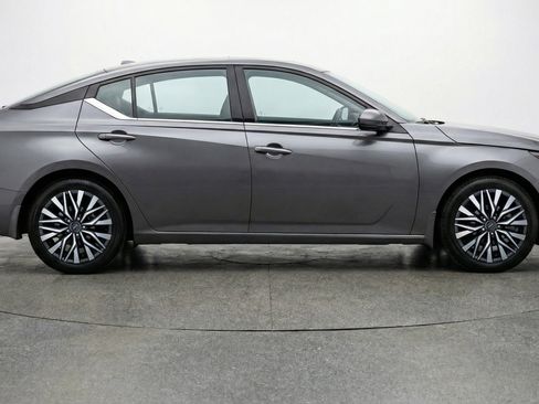 Used 2025 Nissan Altima 2.5 SV image 11