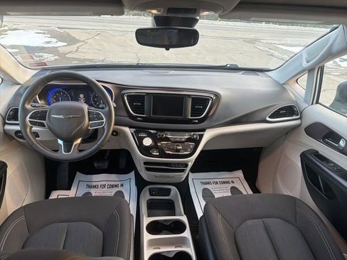 Used 2023 Chrysler Voyager LX image 15