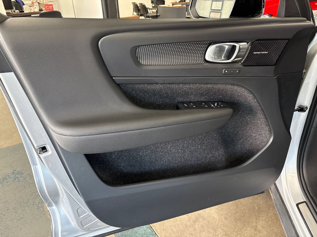 Used 2019 Volvo XC40 T5 R-Design AWD/4WD image 33