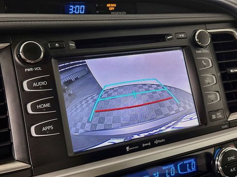 Used 2019 Toyota Highlander XLE AWD/4WD image 14