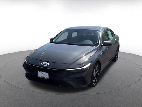 Used 2025 Hyundai Elantra SEL image 7