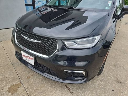 Used 2023 Chrysler Pacifica Touring-L FWD image 17